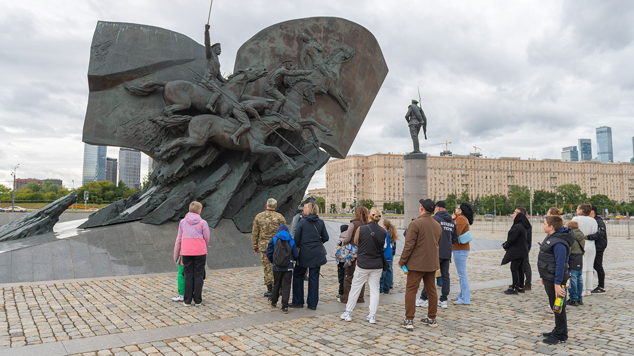 Через историю Москвы к памяти поколений: семьи участников СВО посетили экскурсии по районам столицы